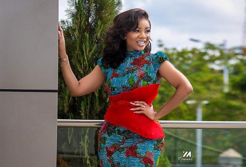 Serwaa Amihere replies a fan who asked how she washes her Tonga with her long nails